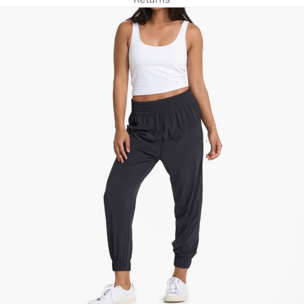 Vuori Daily Crop in white